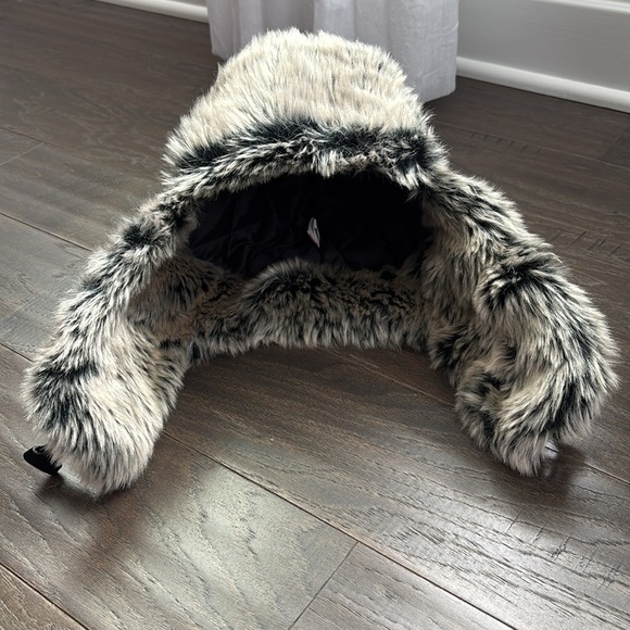 Levis Earflap faux fur hat,adjustable strap,quilt lined,warm winter protection - Picture 4 of 11